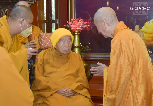 Đức Pháp chủ có lời khánh chúc Thiền sư Thích Thanh Từ Đức Pháp chủ có lời khánh chúc Thiền sư Thích Thanh Từ