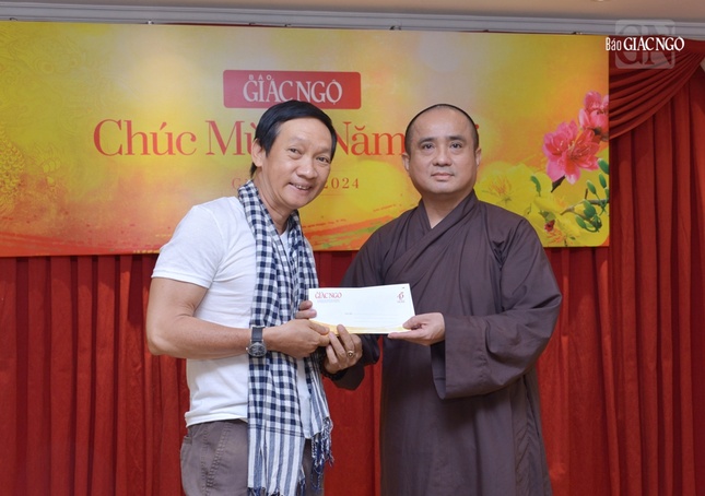 Trao phần quà khích lệ tới Nhiếp ảnh gia Trần Thế Phong, cộng tác viên gắn bó nhiều năm qua với Báo Giác Ngộ với nhiều giải thưởng báo chí gắn liền cùng Báo