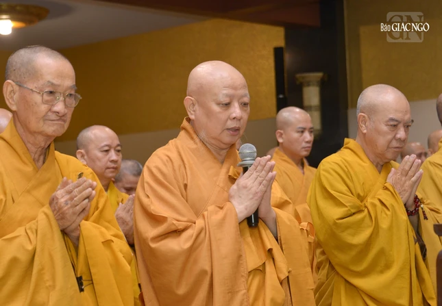 Hòa thượng Thích Lệ Trang dâng lời tác bạch khánh tuế lên Đức Pháp chủ