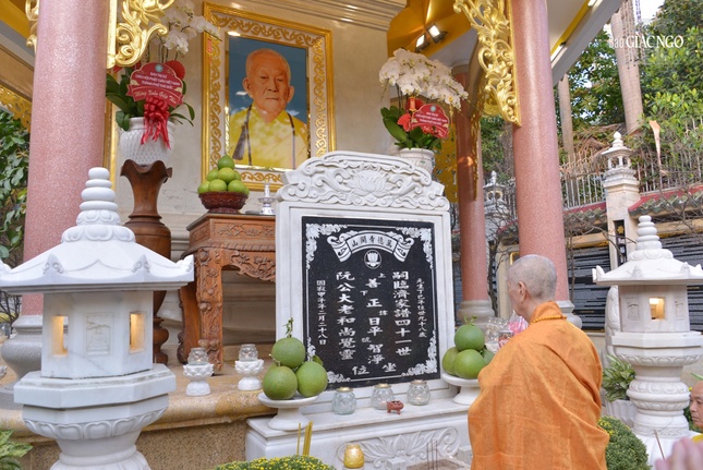 Đại lão Hòa thượng Thích Trí Quang dâng hương tưởng niệm trước bảo tháp Phù Thi trong khuôn viên chùa Vạn Đức