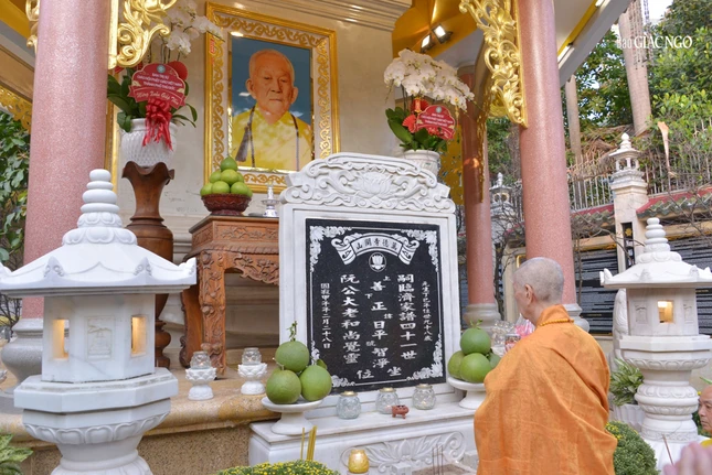 Đại lão Hòa thượng Thích Trí Quang dâng hương tưởng niệm trước bảo tháp Phù Thi trong khuôn viên chùa Vạn Đức