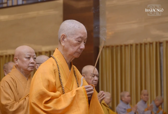 Đức Pháp chủ quang lâm chứng minh niêm hương khai đàn Pháp hội Dược Sư