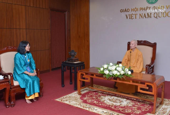 Bà Nguyễn Thị Kim Dung, Phó Chủ tịch Ủy ban MTTQVN TP.Hà Nội có lời cảm ơn chân thành đến Đức Pháp chủ GHPGVN đã dành thời gian đón tiếp phái đoàn