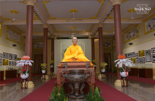 Không gian triển lãm được thiết trí trang nhã tại Tổ đường chùa Vạn Đức