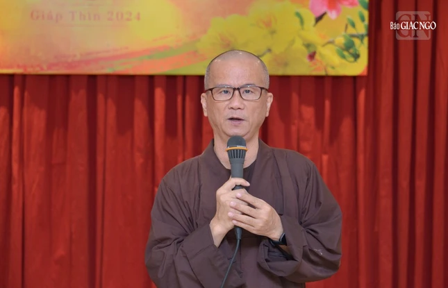 Thượng tọa Thích Chúc Phú, Phó Thư ký tòa soạn trình bày công việc liên quan đến nguyệt san Giác Ngộ