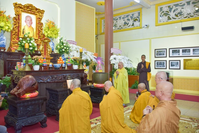 Trưởng lão Hòa thượng Thích Thiện Nhơn cùng chư vị giáo phẩm dâng hương tưởng niệm