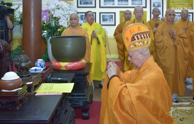 Hòa thượng Thích Lệ Trang niêm hương cử hành khóa lễ