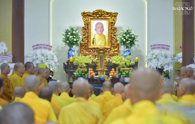 Môn đồ pháp quyến cung đối trước hương án Tôn sư Môn đồ pháp quyến cung đối trước hương án Tôn sư