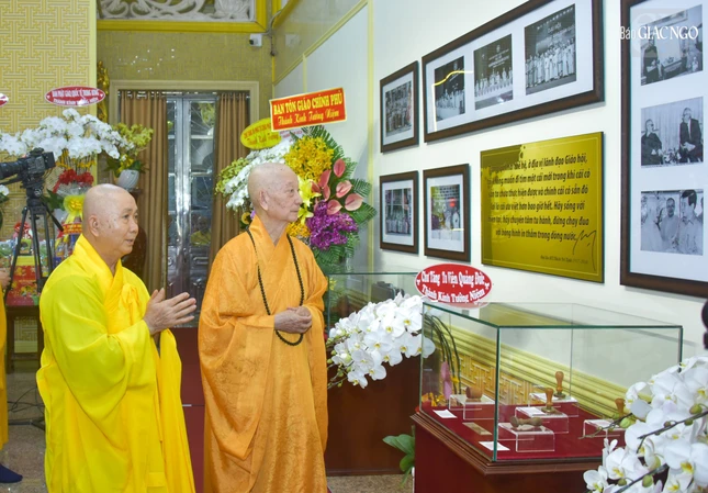 Hòa thượng Thích Hoằng Tri hướng dẫn Đức Đệ tứ Pháp chủ - Đại lão Hòa thượng Thích Trí Quảng xem nơi trưng bày ảnh tư liệu và các hiện vật gắn bó với Đại lão Hòa thượng Thích Trí Tịnh - Ảnh: Quảng Đạo
