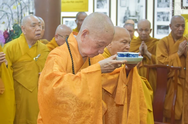 Đức Pháp chủ dâng trà cúng dường