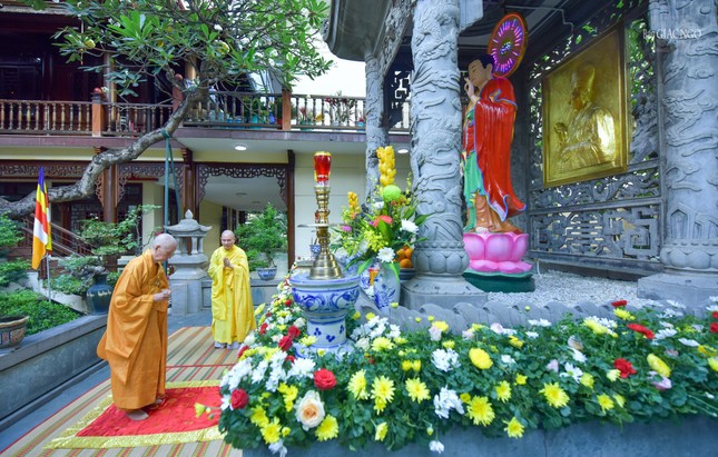 Đức Pháp chủ GHPGVN dâng hương tưởng niệm trước bảo tháp Đại lão Hòa thượng Thích Trí Thủ (1909-1984), Đệ nhất Chủ tịch Hội đồng Trị sự GHPGVN tôn trí trong khuôn viên Quảng Hương Già Lam