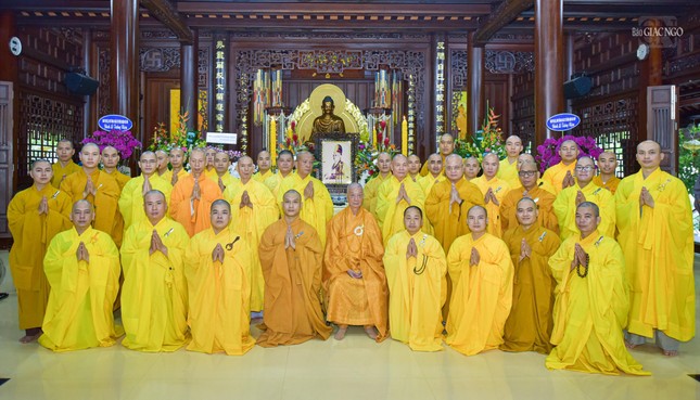 Đức Pháp chủ chụp ảnh lưu niệm cùng chư Tăng tại Quảng Hương Già Lam