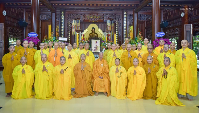Đức Pháp chủ chụp ảnh lưu niệm cùng chư Tăng tại Quảng Hương Già Lam