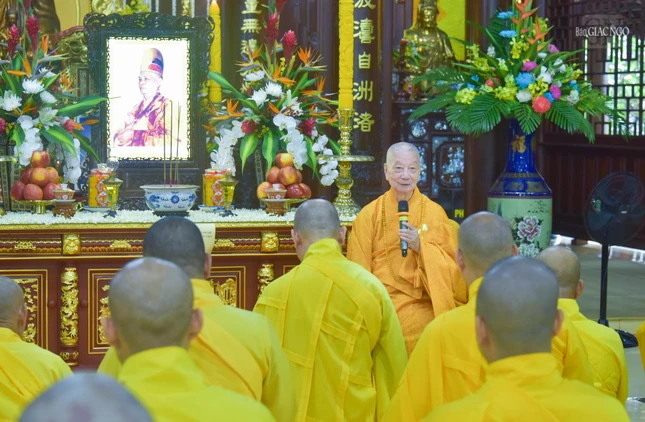Dịp này, Đức Pháp chủ cũng đã có những chia sẻ đầy thân tình đến chư Tăng tại Quảng Hương Già Lam