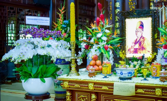 Hương án tưởng niệm Đại lão Hòa thượng Thích Trí Thủ