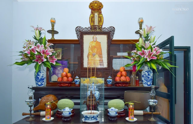 Hương án tưởng niệm Đại lão Hòa thượng Thích Trí Quang tại Dư Hương thất