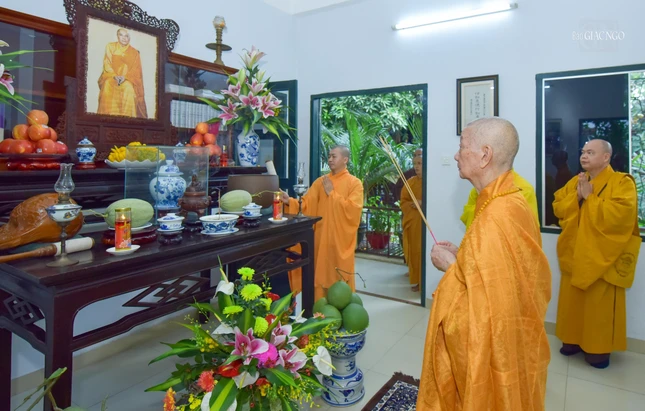 Dâng hương tưởng niệm bậc Thượng nhân