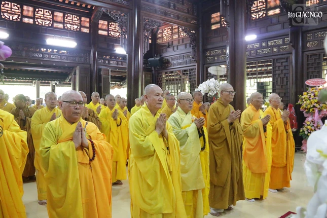 Chư tôn đức là môn đồ đệ tử từng thọ ân giáo dưỡng của Đại lão Hòa thượng, các thế hệ Học tăng của Phật học viện Trung phần, Quảng Hương Già Lam trở về thành tâm tưởng niệm ân đức Tôn sư