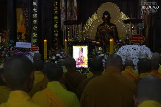 Phật sự nào cũng trang nghiêm cống hiến/Đạo tâm nào cũng thanh tịnh cúng dường/Tăng ni bốn chúng kính thương/Thiện tín mười phương quy ngưỡng.