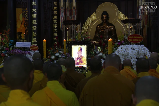 Phật sự nào cũng trang nghiêm cống hiến/Đạo tâm nào cũng thanh tịnh cúng dường/Tăng ni bốn chúng kính thương/Thiện tín mười phương quy ngưỡng.