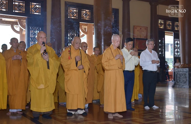 Đức Pháp chủ cùng chư tôn đức dâng hương tưởng niệm