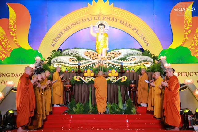 Buổi lễ diễn ra trong không khí trang nghiêm, thành kính