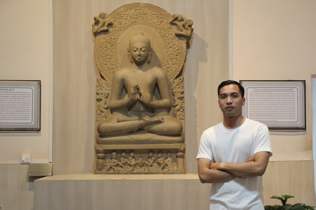 Tác giả bên tôn tượng Đức Phật Chuyển pháp luân, một trong những tôn tượng Phật nổi tiếng nhất và thường được mô phỏng cho việc chế tác nhiều tôn tượng sau này trên thế giới