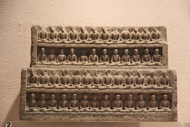 Một đoạn phù điêu bằng đá sa thạch mô tả hình tượng chư Phật, khai quật tại Sanarth, thế kỷ V - Ảnh: Pháp Hạnh