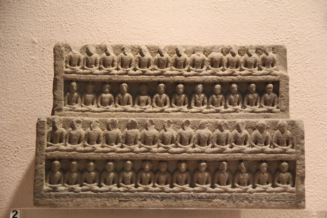 Một đoạn phù điêu bằng đá sa thạch mô tả hình tượng chư Phật, khai quật tại Sanarth, thế kỷ V - Ảnh: Pháp Hạnh