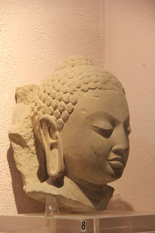 Phần đầu tượng Phật Thích Ca, khai quật tại Sarnath, thế kỷ V - Ảnh: Pháp Hạnh