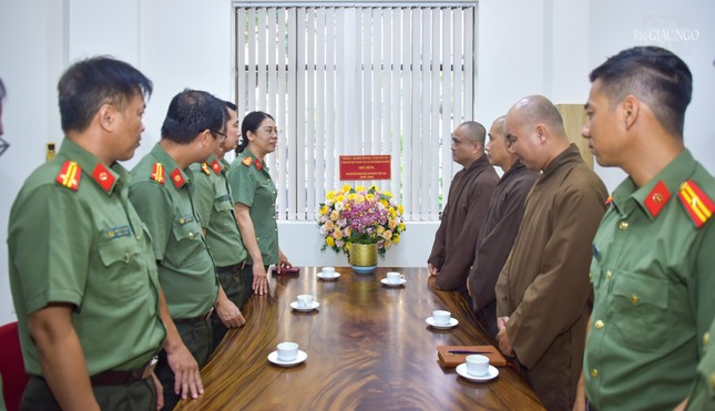 Đại diện lãnh đạo Công an TP.HCM gửi lời chúc mừng tốt đẹp nhất đến Ban Biên tập cùng toàn thể cán bộ, nhân viên Báo Giác Ngộ Đại diện lãnh đạo Công an TP.HCM gửi lời chúc mừng tốt đẹp nhất đến Ban Biên tập cùng toàn thể cán bộ, nhân viên Báo Giác Ngộ