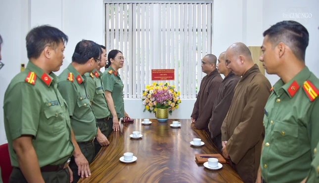 Đại diện lãnh đạo Công an TP.HCM gửi lời chúc mừng tốt đẹp nhất đến Ban Biên tập cùng toàn thể cán bộ, nhân viên Báo Giác Ngộ
