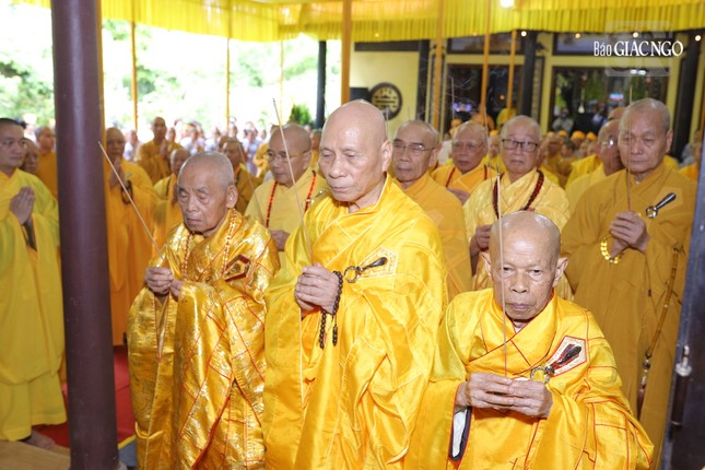 Chư vị Trưởng lão Hội đồng Chứng minh thắp hương tưởng niệm