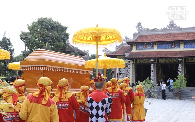 Kim quan Hòa thượng Thích Huệ Trí hướng về chánh điện tổ đình Kim Tiên vọng bái lần sau cuối