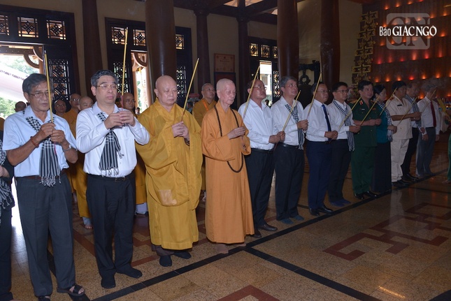 Đức Pháp chủ, chư tôn đức Tăng Ni cùng lãnh đạo Thành phố đã dâng hương tưởng niệm anh linh các anh hùng, liệt sĩ tại chính điện Đền Bến Dược