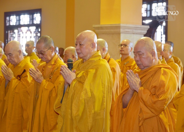 Hòa thượng Thích Lệ Trang dâng lời cẩn bạch