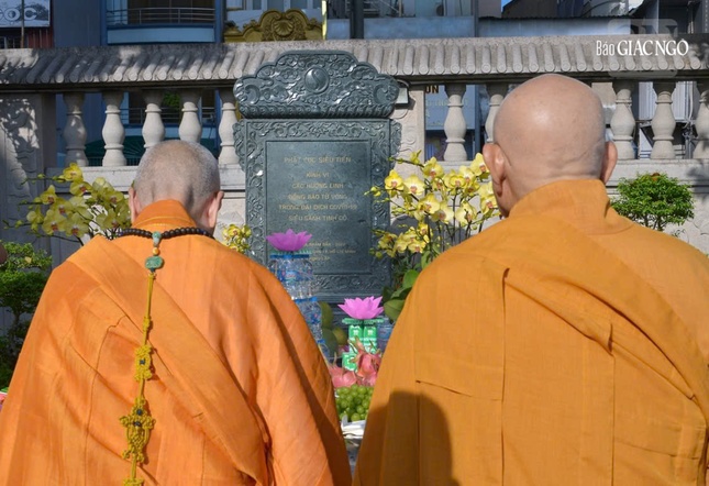 Đức Pháp chủ cùng chư vị Trưởng lão thắp hương trước bia tưởng niệm đồng bào tử vong trong đại dịch Covid-19 được tôn trí trong khuôn viên Việt Nam Quốc Tự