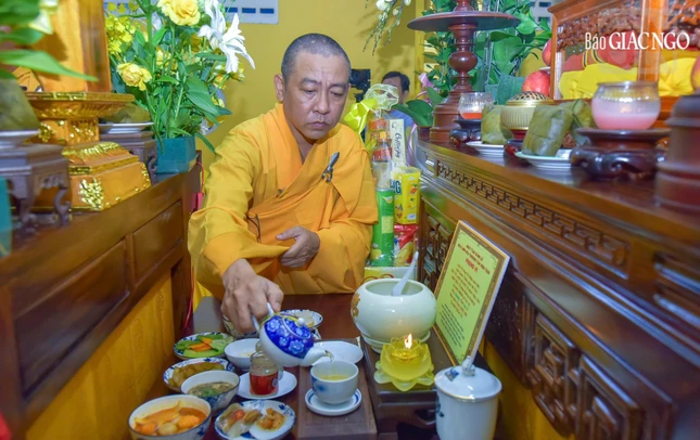 Dâng phạn thực cúng dường