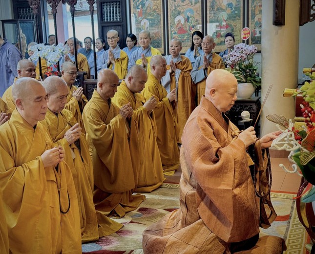 Hòa thượng Thích Lệ Trang thực hiện nghi thức chúc tán Tổ sư