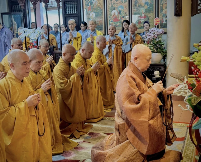 Hòa thượng Thích Lệ Trang thực hiện nghi thức chúc tán Tổ sư