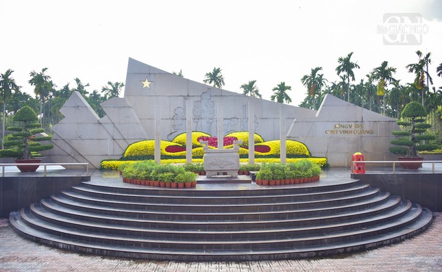 Đài tưởng niệm dấu tích trường bắn Ngã ba Giồng năm xưa, nơi chứng kiến sự hy sinh anh dũng của các bậc tiền bối cách mạng Việt Nam