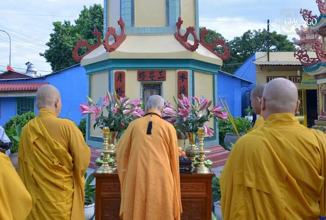 Đức Pháp chủ dâng hương, dâng trà cúng dường tại Tam Bửu tháp - nơi lưu giữ nhục thân Tổ sư Minh Phương - Chơn Hương