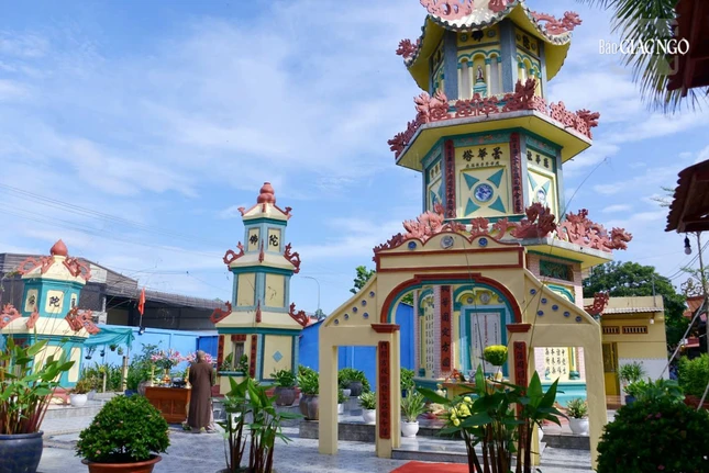 Bảo tháp Tổ sư Minh Phương - Chơn Hương trong khu tháp địa tổ đình Linh Nguyên