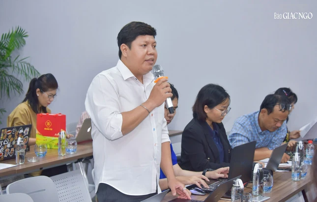 Phóng viên Báo Tuổi Trẻ đặt câu hỏi