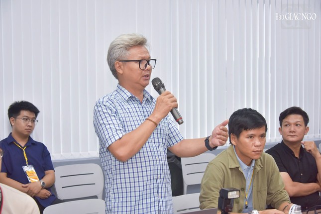 Đại diện Thông tấn xã Việt Nam đặt câu hỏi