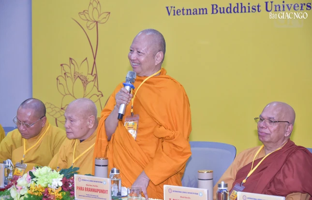 Hòa thượng GS.TS Phra Brahmapundit hoan hỷ trả lời các câu hỏi của báo chí