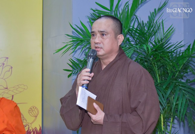 Thượng tọa Thích Tâm Hải, Ủy viên Hội đồng Trị sự, Ủy viên Thư ký Ủy ban Tổ chức Đại lễ Vesak Liên Hiệp Quốc 2025 điều phối buổi họp báo