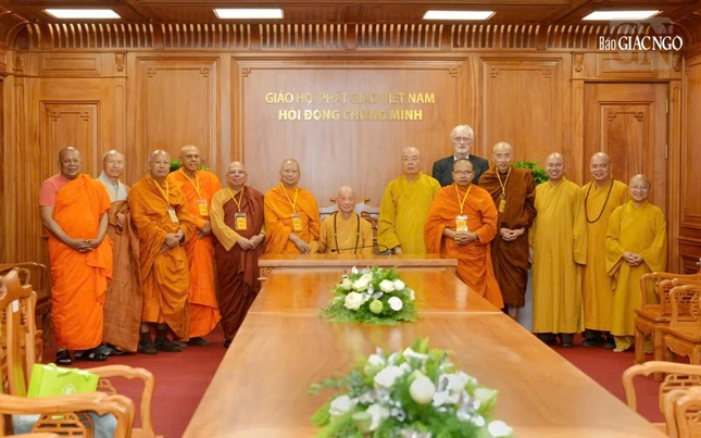 Phái đoàn giữ lại khoảnh khắc hoan hỷ... Phái đoàn giữ lại khoảnh khắc hoan hỷ...