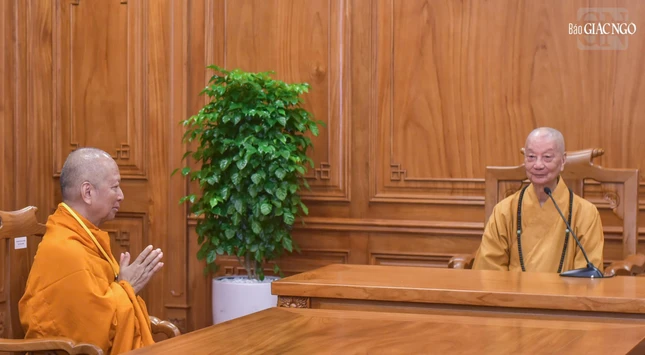 Hòa thượng Chủ tịch ICDV cung kính đón nhận chia sẻ của Đức Pháp chủ GHPGVN Hòa thượng Chủ tịch ICDV cung kính đón nhận chia sẻ của Đức Pháp chủ GHPGVN