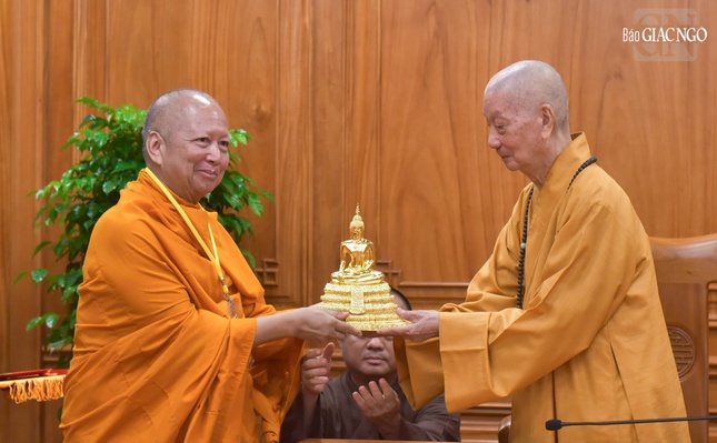 Hòa thượng Chủ tịch ICDV tặng pho tượng Phật phong cách Thái Lan đến Đức Pháp chủ GHPGVN Hòa thượng Chủ tịch ICDV tặng pho tượng Phật phong cách Thái Lan đến Đức Pháp chủ GHPGVN